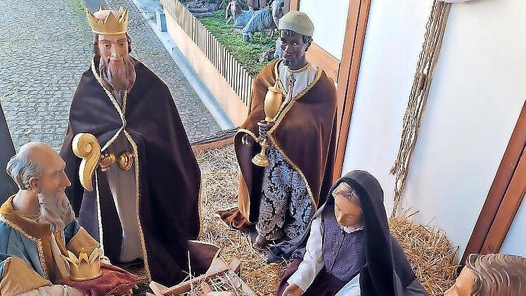 Die Weihnachtskrippe im Rathausinnenhof in Ebern freut sich auf zahlreiche Besucher.