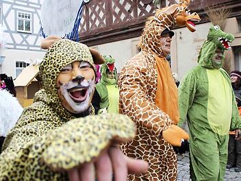 Tierisch viel Spaß: Beim Faschingsumzug in Seßlach verstanden sich auch Raubtier und Giraffe hervorragend. Fotos: Thomas Heuchling/Johannes Schrenker