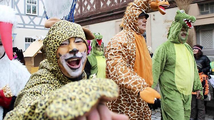 Tierisch viel Spaß: Beim Faschingsumzug in Seßlach verstanden sich auch Raubtier und Giraffe hervorragend. Fotos: Thomas Heuchling/Johannes Schrenker