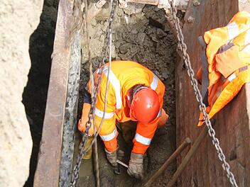 Der Rohrbruch in Schlockenau ist äußerst spektakulär, denn die Rohre liegen in fünf Meter Tiefe. Um dorthin vorzudringen, mussten eigens Spundwände zur Abstützung gestellt werden.  Fotos: Sonja Adam