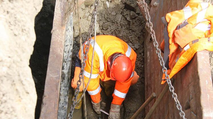 Der Rohrbruch in Schlockenau ist äußerst spektakulär, denn die Rohre liegen in fünf Meter Tiefe. Um dorthin vorzudringen, mussten eigens Spundwände zur Abstützung gestellt werden.  Fotos: Sonja Adam
