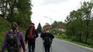 Auf dem Weg nach Vierzehnheiligen haben die Gymnasiasten schon mal geübt, mit jeweils sieben Kilo Gepäck auf dem Rücken.
