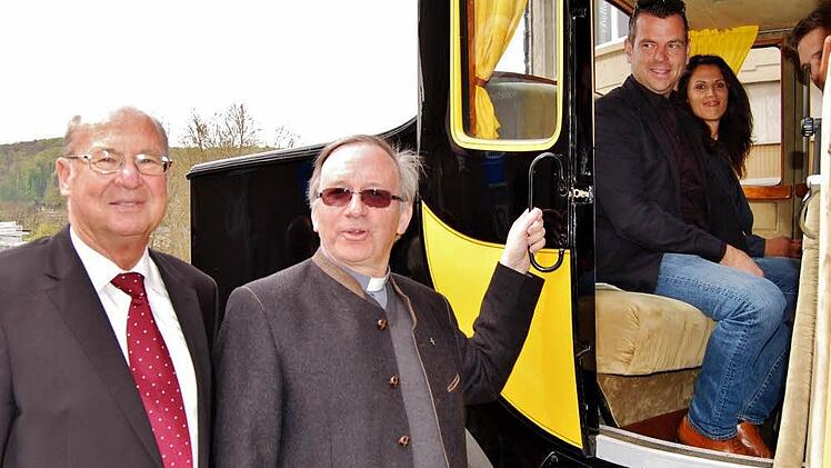 Werner Scheller, Vorsitzender des Vereins "Freunde der Postkutsche Bad Kissingen - Bad Bocklet", und Generalvikar Thomas Keßler (von links) eröffneten mit Bürgermeister Anton Schick (rechts) und Kurdirektor Frank Oette die 76. Postkutschen-Saison.  Foto: Sigismund von Dobschütz