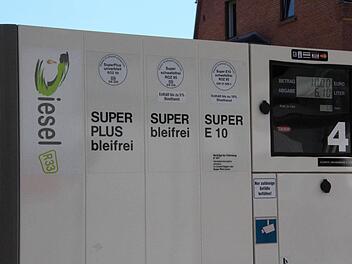 Vorbei: R33 ist vorläufig aus den Zapfsäulen einer Coburger Tankstelle verschwunden. Damit sich die Herstellung rechnet, müsste der in Coburg entwickelte Kraftstoff an mehr Tankstellen verfügbar sein.