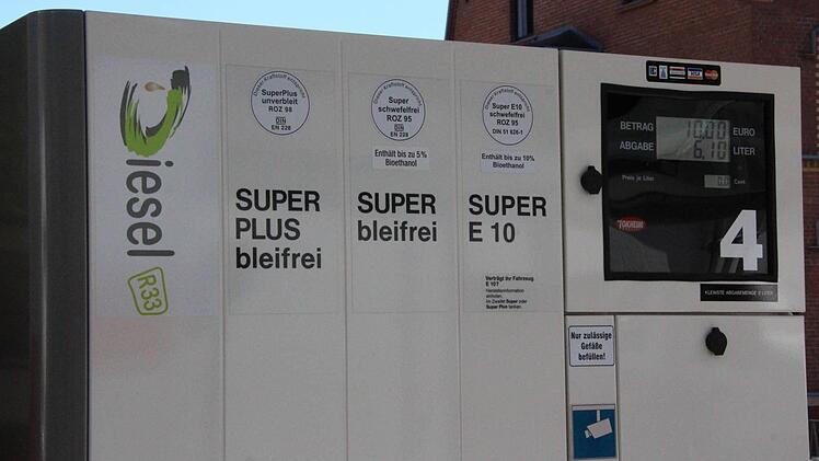 Vorbei: R33 ist vorläufig aus den Zapfsäulen einer Coburger Tankstelle verschwunden. Damit sich die Herstellung rechnet, müsste der in Coburg entwickelte Kraftstoff an mehr Tankstellen verfügbar sein.