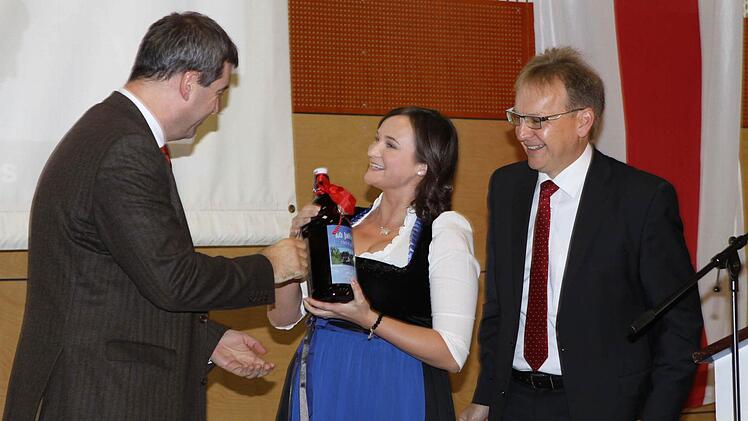 Die ehemalige Bayerische Bierkönigin Tina Rüger überreichte als Gastgeschenk eine große Flasche Bier an den Minister. Mit im Ortsvorsitzender Bernd Rebhan.  Foto: Michael Wunder