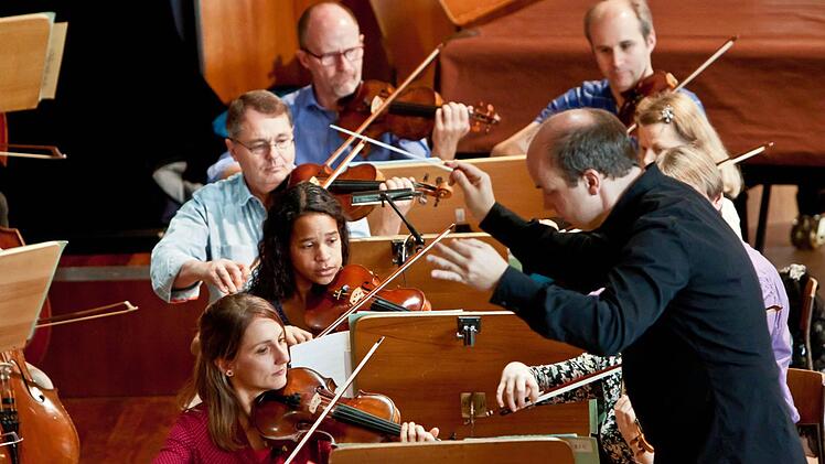 Roland Kluttig und das Philharmonische Orchester beim Concertino im Coburger Kongresshaus.Foto: Jochen Berger