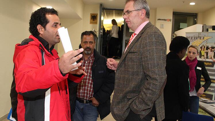 Am Stand des Verkehrsinstitutes betätigt sich Ali Alfarej als Dolmetscher. Viele Flüchtlinge hatten in ihrem Heimatland den Lkw-Führerschein, doch der syrische Führerschein wird in Deutschland nicht anerkannt. Foto: Sonja Adam