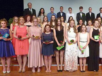 Stolz präsentierten sich die Schüler mit einer "1" vor dem Komma - (erster Teil des Bildes, weitere Schüler sind auf dem nächsten Foto zu sehen). Foto: Lothar Weidner