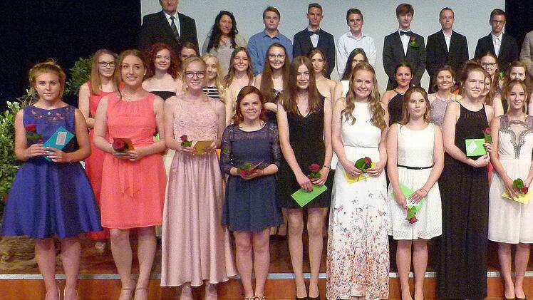 Stolz präsentierten sich die Schüler mit einer "1" vor dem Komma - (erster Teil des Bildes, weitere Schüler sind auf dem nächsten Foto zu sehen). Foto: Lothar Weidner