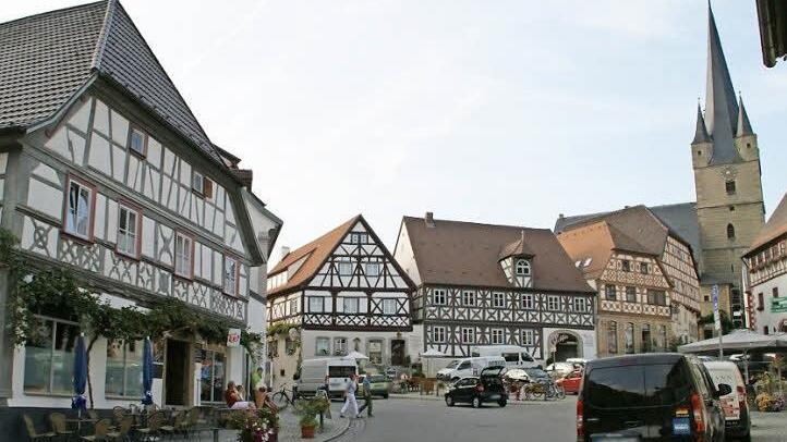 Die Innenstadt auch am Abend attraktiv erhalten, aber die Anwohner nicht über Gebühr belasten, das wollen die Zeiler Stadträte. Deshalb wird über einen Antrag, im Music-Café an der Hauptstraße künftig regelmäßig Livemusik anzubieten, im Stadtrat entschieden, sobald die offenen Fragen geklärt sind.  Foto: Sabine Weinbeer