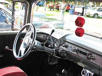 Schmuck: der Innenraum eines Chevrolets "Bell Air", Baujahr 1955 in Michigan, V8, 5,7 Liter-Motor. Gut zu erkennen ist die Handschaltung.