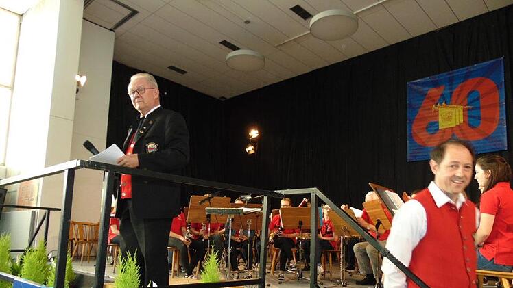 Vorsitzender Michael Schmidt und Dirigent Edmund Rolle Foto: Petra Malbrich