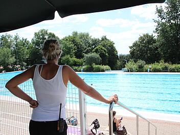 Bademeister haben einen sehr verantwortungsvollen Beruf. Der Tag mit Stefanie Hofmann zeigt aber, dass sie bei Weitem mehr machen, als nur am Rand stehen und die Becken beaufsichtigen. Fotos: Theresa Schiffl