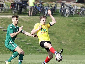 Zu diesem Duell könnte es auch heute wieder kommen: Der Sander Neuzugang Shaban Rugovaj (l., hier noch im Großbardorfer Trikot) im Zweikampf mit dem Bamberger Pascal Niersberger Foto: sportpress
