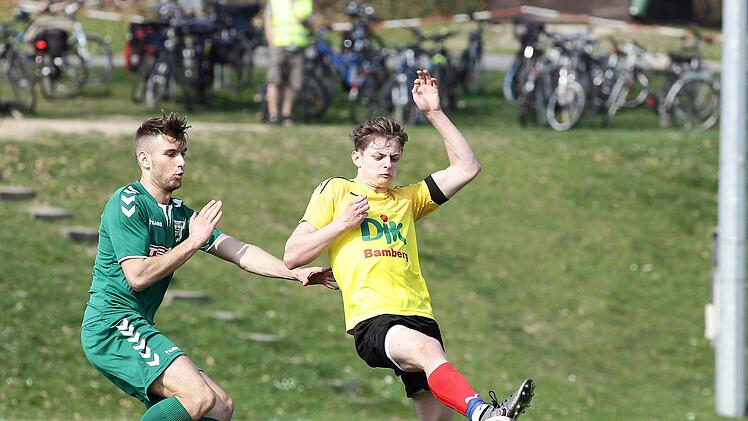 Zu diesem Duell könnte es auch heute wieder kommen: Der Sander Neuzugang Shaban Rugovaj (l., hier noch im Großbardorfer Trikot) im Zweikampf mit dem Bamberger Pascal Niersberger Foto: sportpress