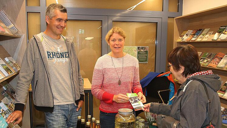 Über ihren Erlebnis-Biobauernhof informierte Daniela Mültner (Mitte).   Daniel Albrecht (links), der mit ihr zusammenarbeitet, bietet Mountainbike-Touren an. Foto: Dieter Britz
