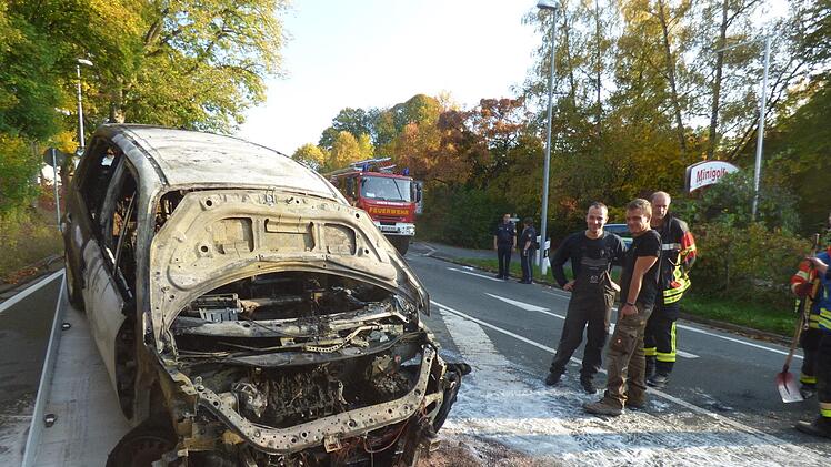 Das  Auto brannte komplett aus. Foto: Thomas Weichert