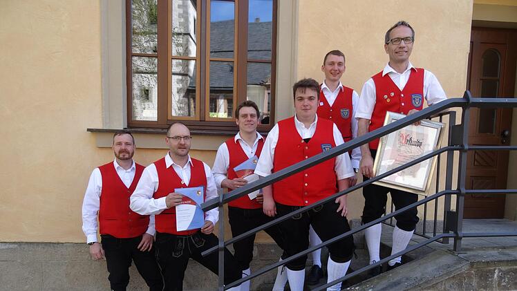 Rainer Fries (links) und Johannes Geiling (2.v.r.) ehrten (v.l.) Michael Geßner, Martin Reinhard, Jonathan Ziegler, Johannes Geiling und Ehrenvorsitzender Dieter Gehring. Foto: Stephanie Geiling