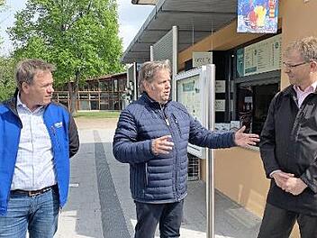 Zum Start der Freibadsaison im Röthelheimbad gibt es eine Neuerung: Ein neuer Pächter betreibt seit 1. Mai den Kiosk. Stäblein und Söhne (bekannt von der Erlanger Waldweihnacht) übernehmen die Bewirtschaftung. Das Bild zeigt von links Bäder-Leiter Matthias Batz, Pächter Ernst Stäblein und Matthias Exner (Stadtwerke). Foto: Isabel Gaschler