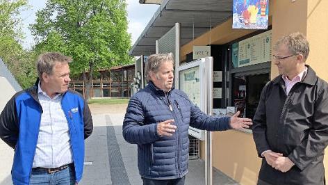 Zum Start der Freibadsaison im Röthelheimbad gibt es eine Neuerung: Ein neuer Pächter betreibt seit 1. Mai den Kiosk. Stäblein und Söhne (bekannt von der Erlanger Waldweihnacht) übernehmen die Bewirtschaftung. Das Bild zeigt von links Bäder-Leiter Matthias Batz, Pächter Ernst Stäblein und Matthias Exner (Stadtwerke). Foto: Isabel Gaschler