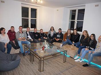 Waldberg Bürgermeisterin Sonja Reubelt (links) bei der Waldberger Jugend zu Gast. Die Wohnung im Gemeindehaus haben sich die Jugendlichen hergerichtet, so dass sie nun in der Gemeinde ein eigenes Domizil haben.  Foto: Marion Eckert