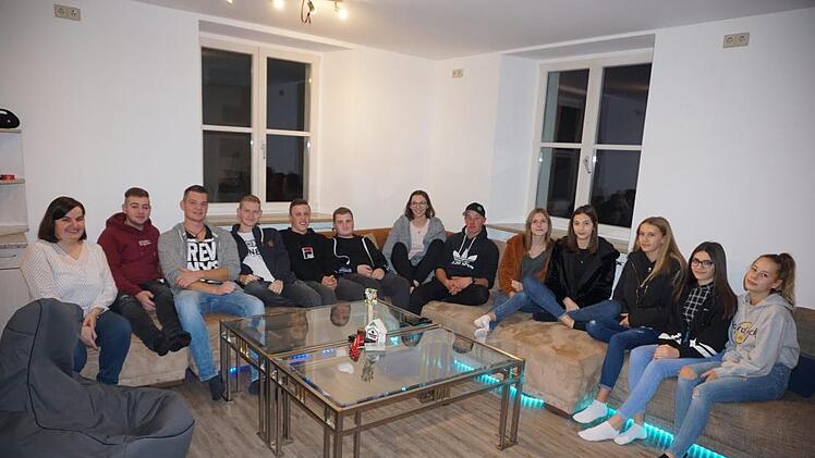 Waldberg Bürgermeisterin Sonja Reubelt (links) bei der Waldberger Jugend zu Gast. Die Wohnung im Gemeindehaus haben sich die Jugendlichen hergerichtet, so dass sie nun in der Gemeinde ein eigenes Domizil haben.  Foto: Marion Eckert