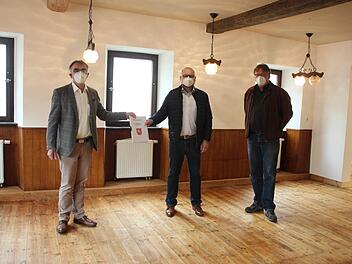 Bürgermeister Harald Hofmann (von links), der  1. Vorsitzende des Heimatvereins Peter Brust und Architekt Andreas Halboth in der Gaststätte "Zum Stern" in Nüdlingen.  Weitere Bilder finden sich im Artikel.