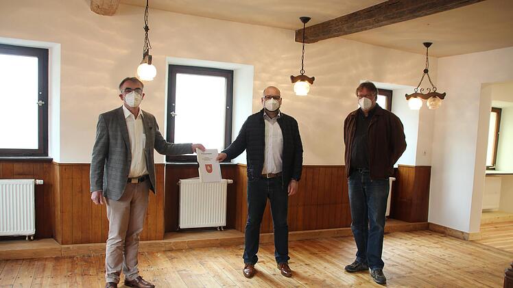 Bürgermeister Harald Hofmann (von links), der  1. Vorsitzende des Heimatvereins Peter Brust und Architekt Andreas Halboth in der Gaststätte "Zum Stern" in Nüdlingen.  Weitere Bilder finden sich im Artikel.