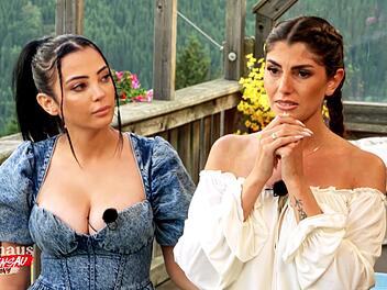 Unter Tränen berichtete Yeliz Koc (rechts, mit Dilara Kruse) im "Forsthaus Rampensau", dass ihr eigentlicher Showpartner, Jimi Blue Ochsenknecht, in Untersuchungshaft sitze.