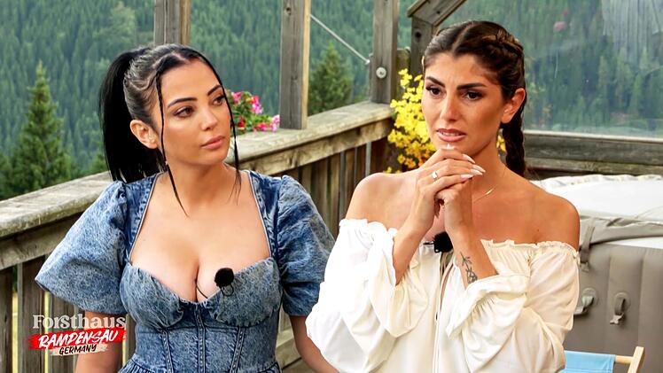 Unter Tränen berichtete Yeliz Koc (rechts, mit Dilara Kruse) im "Forsthaus Rampensau", dass ihr eigentlicher Showpartner, Jimi Blue Ochsenknecht, in Untersuchungshaft sitze.
