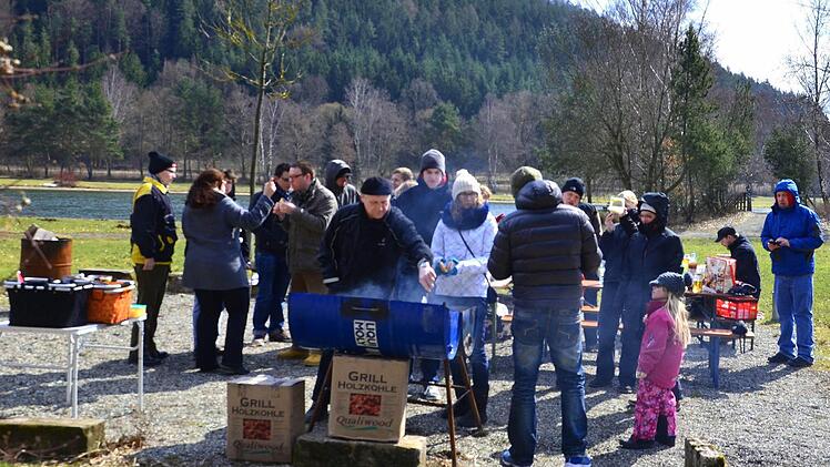 Zahlreiche Geocacher hatten sich trotz widriger Temperaturen über eine Internetplattform darauf verständigt, mit einem Event am Trebgaster Badesee die Grillsaison 2013 zu eröffnen. Foto: Dieter Hübner