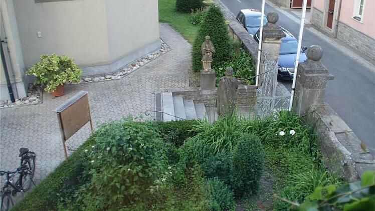 Gleich nach den Torpfosten soll künftig eine Rampe in drei Abschnitten hinauf zum Kirchenvorplatz führen. Eine von mehreren Änderungen im Umfeld der Biebelrieder Kirche. Fotos: Gerhard Bauer