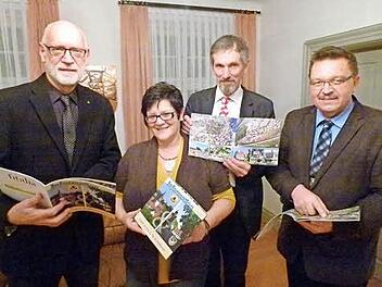 Bei der Sitzung der Verwaltungsgemeinschaft haben (von links) Rolf Peter Reichel, Christine Blinzler, Martin Rauschert und Jürgen Wittmann die neue Infobroschüre vorgestellt. Foto: Lothar Weidner