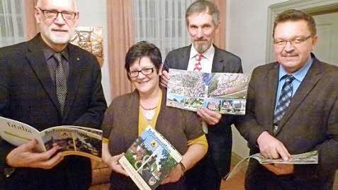 Bei der Sitzung der Verwaltungsgemeinschaft haben (von links) Rolf Peter Reichel, Christine Blinzler, Martin Rauschert und Jürgen Wittmann die neue Infobroschüre vorgestellt. Foto: Lothar Weidner
