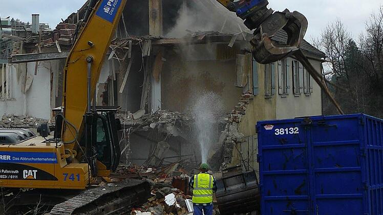 Per Hand sortieren Plannerer-Mitarbeiter das Holz und Metall aus dem Bauschutt. Foto: Klaus-Peter Wulf