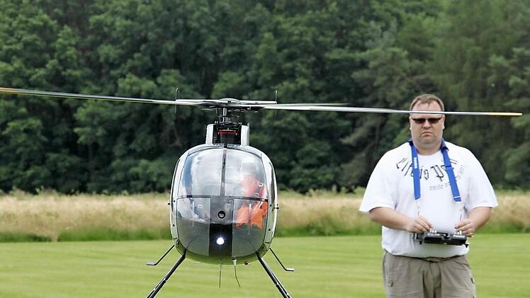 Dierk Schuhmann aus Altenkunstadt mit seinem Hubschrauber "Hughes 500 E" Foto: Stephan Stöckel