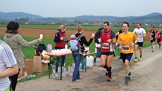 An den Verpflegungsstationen, wie hier bei Wolfsdorf, werden Getränke sowie Bananen, Äpfel und Müsliriegel gereicht.  Fotos: Thomas Hümmer