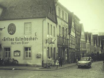 Die "Löwenschänke" der Ersten Kulmbacher Actien-Brauerei an der Ecke Langgasse/Schießgraben war ein Stück Alt-Kulmbach. Das Wirtshaus und das benachbarte Hotel mussten vor 50 Jahren dem KDM-Bau weichen.  Foto: Stadtarchiv Kulmbach