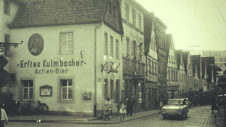 Die "Löwenschänke" der Ersten Kulmbacher Actien-Brauerei an der Ecke Langgasse/Schießgraben war ein Stück Alt-Kulmbach. Das Wirtshaus und das benachbarte Hotel mussten vor 50 Jahren dem KDM-Bau weichen.  Foto: Stadtarchiv Kulmbach