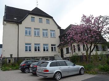Die Grundschule mit Lehrerhaus (rechts) in Rothenkirchen soll abgerissen werden und an ihrer Stelle ein erweiterter Neubau entstehen.K.- H. Hofmann