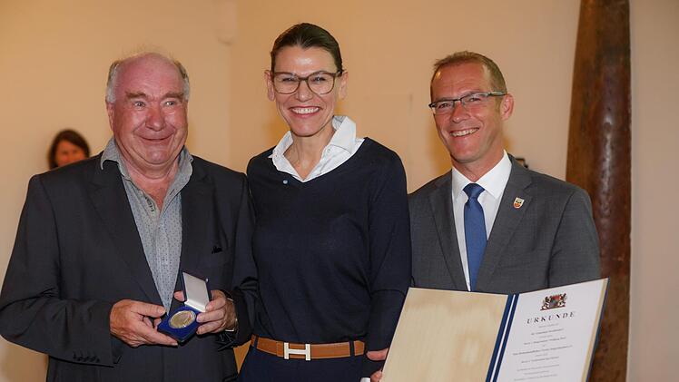 Karl Körner (links) vom Heimatkundlichen Verein und Strullendorfs Bürgermeister Wolfgang Desel  mit Staatsministerin Marion Kiechle bei der Preisverteilung in MünchenSteffen Leiprecht
