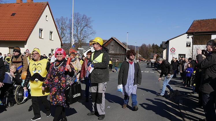 Wildenheid in Narrenhand - Impressionen vom Faschingsumzug im Neustadt Stadtteil. - Foto: Manja von Nida