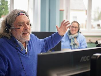 Viele Seminare werden bei Datex-Perfekt abgehalten, dass es den Mitarbeitern und den Anrufern am Ende des Calls gut geht, sagt Hellmut Schiffner. Er sitzt seit längerer Zeit zum ersten Mal wieder selbst am Telefon für die Anrufer aus Brandenburg. Foto: Bastian Sünkel