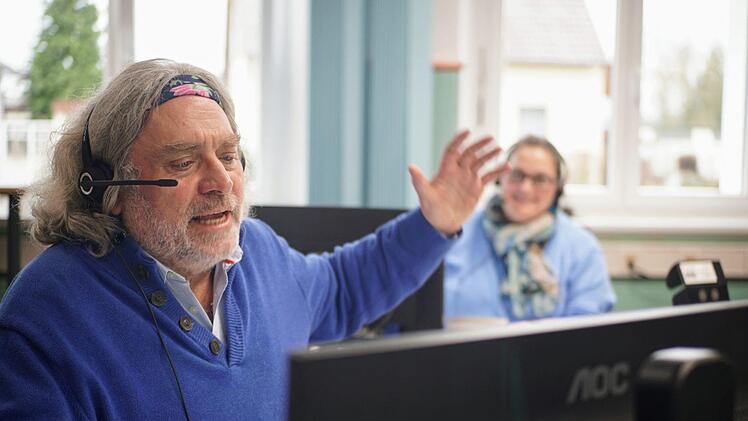 Viele Seminare werden bei Datex-Perfekt abgehalten, dass es den Mitarbeitern und den Anrufern am Ende des Calls gut geht, sagt Hellmut Schiffner. Er sitzt seit längerer Zeit zum ersten Mal wieder selbst am Telefon für die Anrufer aus Brandenburg. Foto: Bastian Sünkel