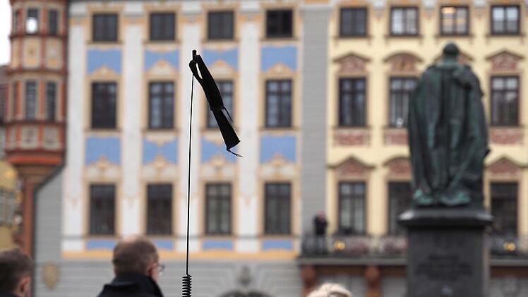 Beamte der Polizeiinspektion Coburg gedachten am Freitagvormittag auf dem Marktplatz der beiden get&ouml;teten Kollegen in Rheinland-Pfalz. Am vergangenen Montag waren eine 24 Jahre alte Polizeianw&auml;rterin und ein 29-j&auml;hriger Oberkommissar bei einer Verkehrskontrolle erschossen worden. Zwei Tatverd&auml;chtige sind festgenommen worden.