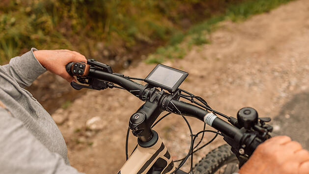 Sturz mit E-Bike - Mann reißt sich Finger ab