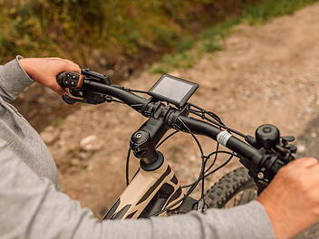 Sturz mit E-Bike - Mann reißt sich Finger ab