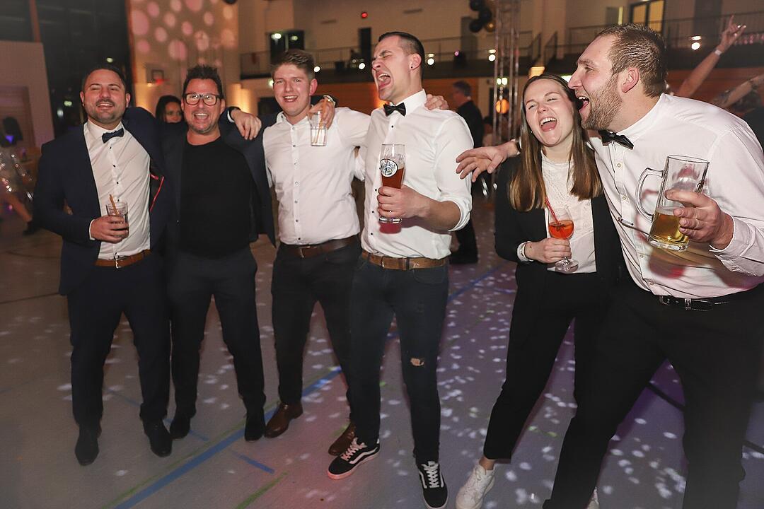 Es wurde in das Jahr 2025 gefeiert.