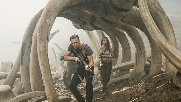 Eigentlich gibt Tom Hiddleston (mit Brie Larson) als James Conrad eine wirklich coole Figur ab. &Uuml;ber weite Strecken wirkt er in diesem Film dennoch ziemlich verloren.